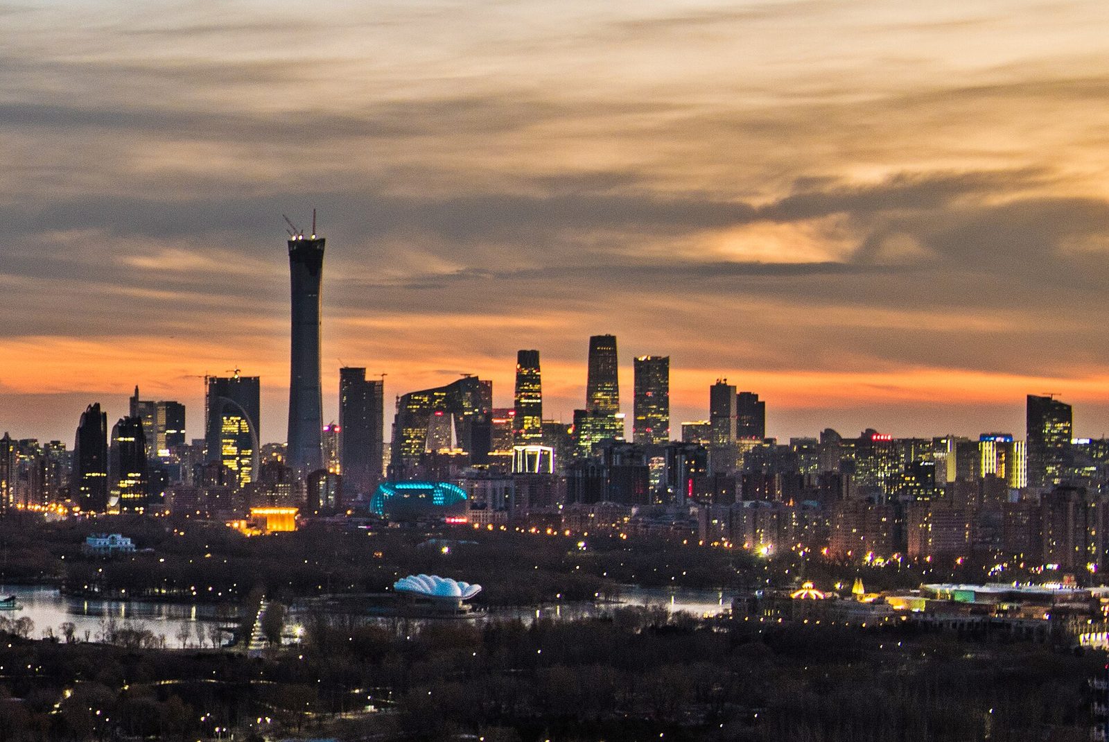 城市路网与商务区夜景